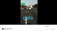 Emak-emak nekat naik motor di jalan tol (Galaxi Gala Nonni/Facebook)