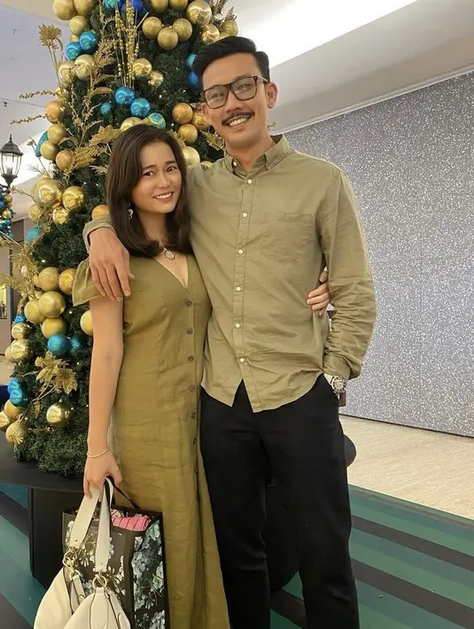 Merayakan natal, keduanya serasi mengenakan pakaian didominasi warna hijau. Olivia tampil dengan dressnya, dan Denny mengenakan kemeja lengan panjangnya. [@oliviasumargo]