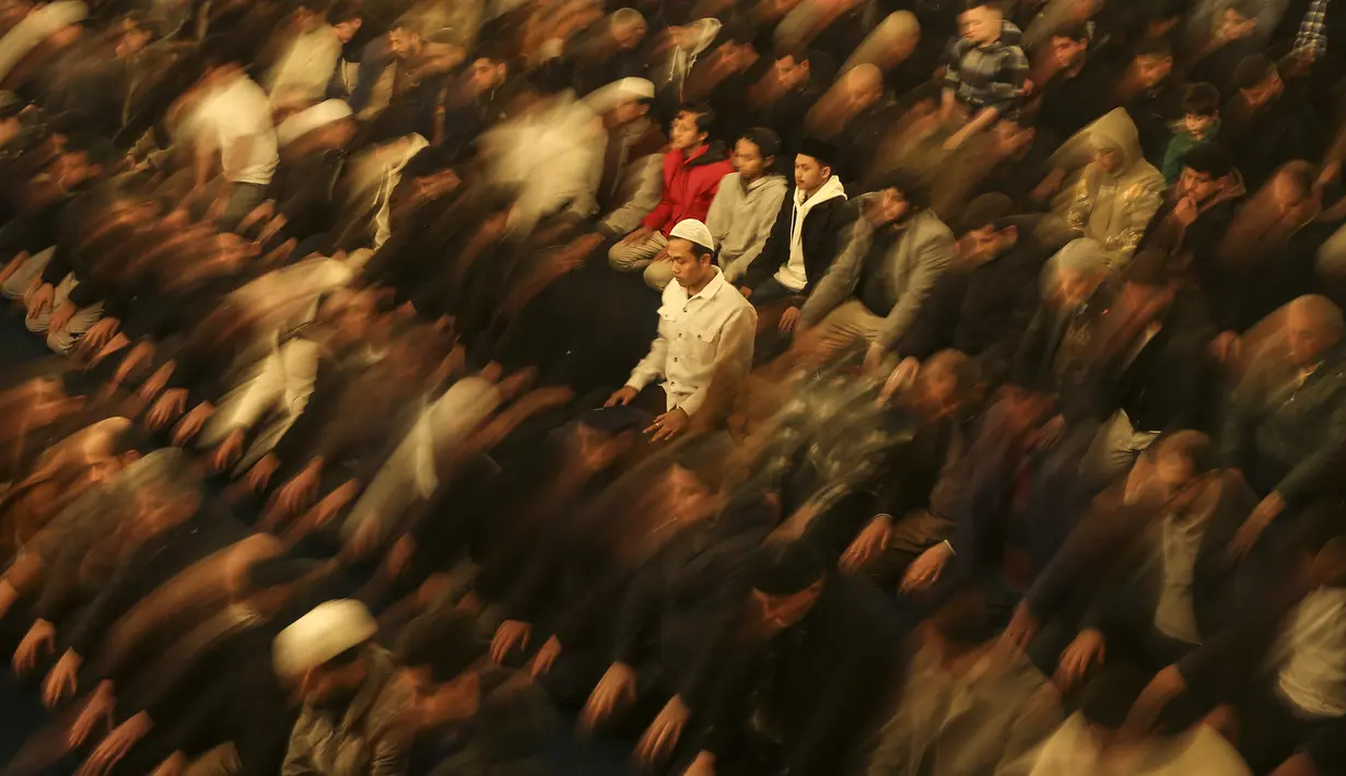 Ratusan umat Muslim pun terlihat menghadiri sholat tarawih di masjid yang cukup ikonik ini.  (AP Photo/Emrah Gurel)