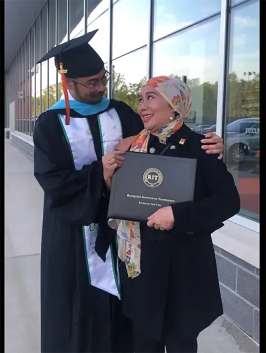 Kabar bahagia itu dibagikan melalui akun instagramnya. "Surya baru lulus S2 di RIT (Rochester Institute of Technology) 2023 setelah sebelumnya mendapatkan beasiswa penuh." tulis Dewi Yull sebagai captionnya. [Instagram/dewiyullofficial]