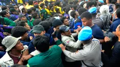 Mahasiswa yang tergabung dalam Aliansi Badan Eksekutif Mahasiswa (BEM) terlibat saling dorong dengan petugas kepolisian di kawasan Patung Kuda, Jakarta, Kamis (15/9/2021). Mahasiswa menyuarakan penolakan kenaikan harga bahan bakar minyak (BBM). (merdeka.com/Arie Basuki)