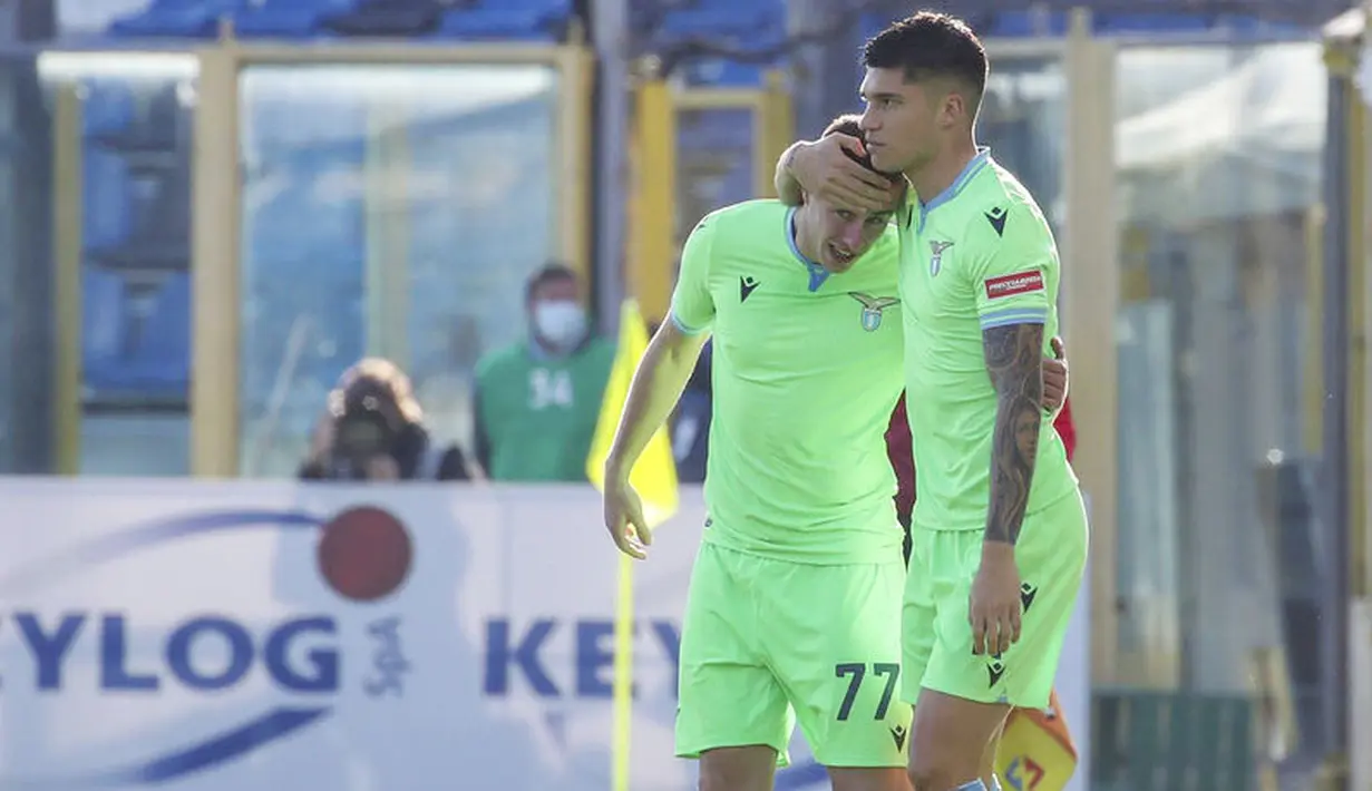 Pemain Lazio, Adam Marusic, merayakan gol ke gawang Atalanta pada laga Liga Italia di Stadion Gewiss, Minggu (31/1/2021). Lazio menang dengan skor 3-1. (Stefano Nicoli/LaPresse via AP)