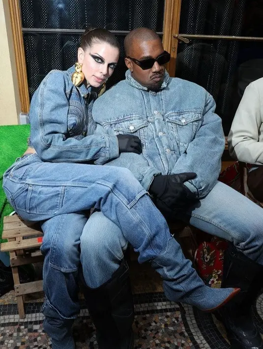 Dikabarkan dari Popsugar.com, riasan tersebut rupanya dilukis langsung oleh Kanye West.