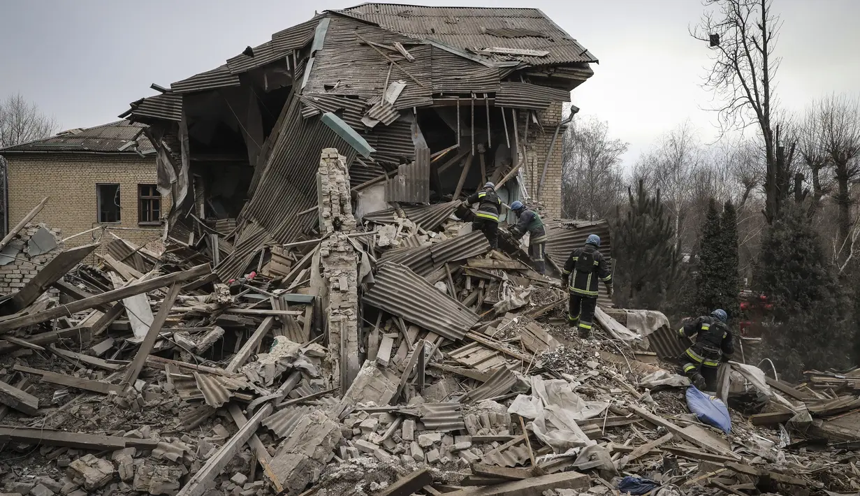 Petugas pemadam kebakaran Ukraina bekerja di bangsal bersalin rumah sakit yang rusak di Vilniansk, wilayah Zaporizhzhia, Rabu (23/11/2022). Sebuah roket Rusia menghantam salah satu rumah sakit di Ukraina timur, menewaskan satu bayi laki-laki yang baru lahir dan seorang dokter terluka parah. (AP Photo/Kateryna Klochko)