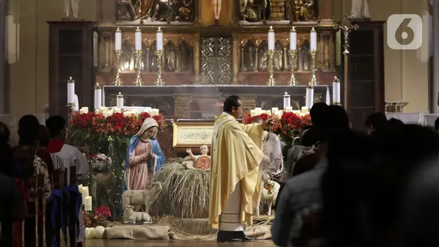 Khidmat Misa Malam Natal 2022 di Gereja Katedral Jakarta