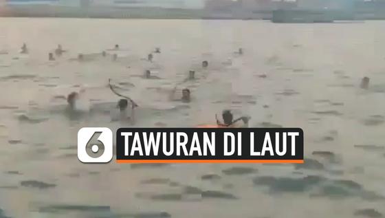 VIDEO: Viral Tawuran dengan Senjata Tajam di Laut