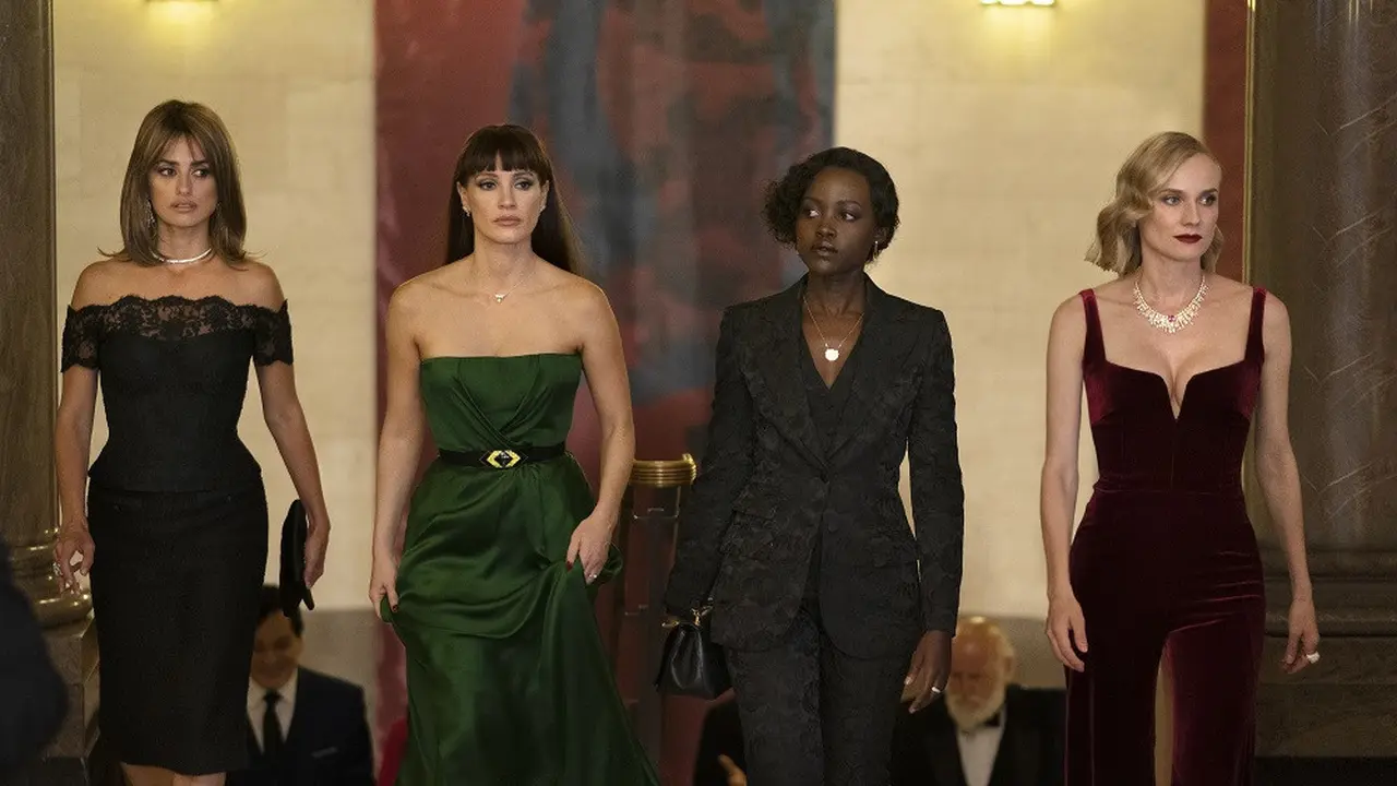 Tampilan Glamor Diane Kruger-Penelope Cruz Pakai Perhiasan Berharga Fantastis di Film The 355