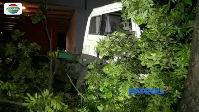 Pembatas tol roboh akibat truk kontainer menabrak sebuah minibus di Tol Jakarta-Tangerang pada Senin (17/11) dini hari.
