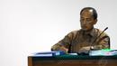 Mantan Deputi IV Bank Indonesia, Budi Mulya, tampak serius mencatat saat mendengarkan keterangan saksi ahli Guru Besar Luar Biasa Universitas Dipenogoro Sri Rejeki Hartono di Pengadilan Tipikor, Senin (5/5/14). (Liputan6.com/Miftahul Hayat)