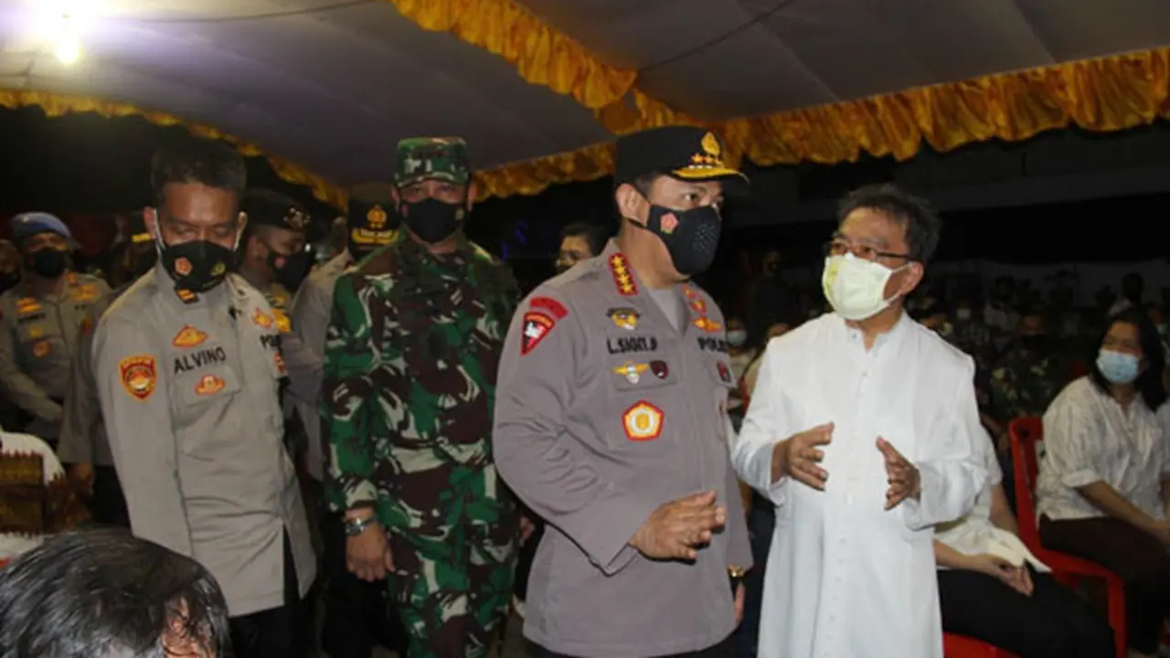 Kapolri saat berbincang dengan Pastor Paroki Gereja Katedral Manado, Kamis (1/4/2021).