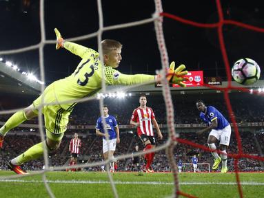 Romelu Lukaku mengantar Everton bertengger di posisi ketiga klasemen sementara Premier League usai kalahkan Sunderland di Stadium of Light, Sunderland (13/9/2016) dini hari WIB. Everton memiliki point 10 sama dengan Chelsea. (Reuters/Phil Noble)