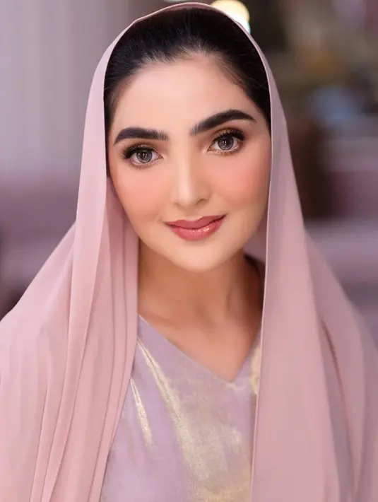 Aura cantik luar biasa terpancar dari potret Ashanty di sini. Ia mengenakan outfit bernuansa merah muda, lengkap dengan selendang polos yang menutupi kepalanya. [Foto: Instagram/ashanty_ash]