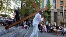 Acara tersebut digelar untuk menambah keimanan umat Katolik yang mengikuti ibadah Jumat Agung dalam rangkaian peringatan Paskah. (AP Photo/Rick Rycroft)