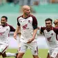 Selebrasi pemain PSM Makassar, Wiljan Pluim (tengah), setelah mencetak gol ke gawang Persikabo 1973 dalam pertandingan lanjutan pekan ketiga BRI Liga 1 2023/2024 yang berlangsung di Stadion Pakansari, Cibonong, Jawa Barat, Jumat (14/7/2023). (Bola.com/Abdul Aziz)