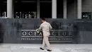 Pekerja membersihkan nama 'Trump' yang telah dicopot dari papan sebuah hotel mewah di Panama, Senin (5/3). Sementara itu, Trump Organisation bersikukuh, pencopotan nama tersebut hanya bersifat sementara dan masih menanti putusan final. (AP/Arnulfo Franco)