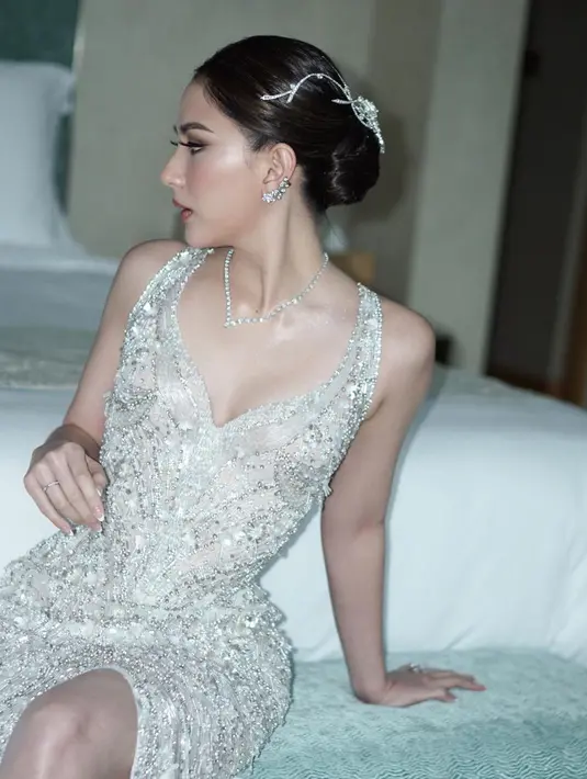 Untuk resepsi, Jessica Mila menjatuhkan pilihannya pada cocktail dress rancangan Tex Saverio.