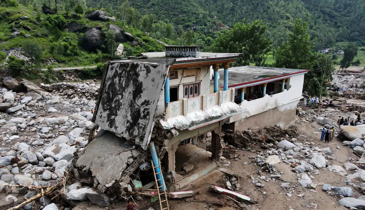 Tim penyelamat Pakistan terus berupaya mencari korban selamat dari banjir bandang yang menghantam distrik Buner, provinsi Khyber Pakhtunkhwa, pada 17 Agustus 2025. (Abdul MAJEED/AFP)