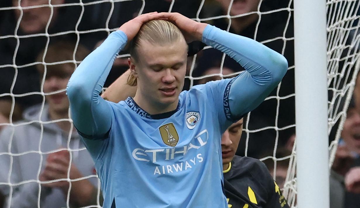 Ekspresi kecewa pemain Manchester City, Erling Haaland setelah gagal melakukan tendangan penalti ke gawang Everton pada laga lanjutan Liga Inggris 2024/2025 di Etihad Stadium, Manchester, Inggris, Kamis (26/12/2024). (AFP/Darren Staples)