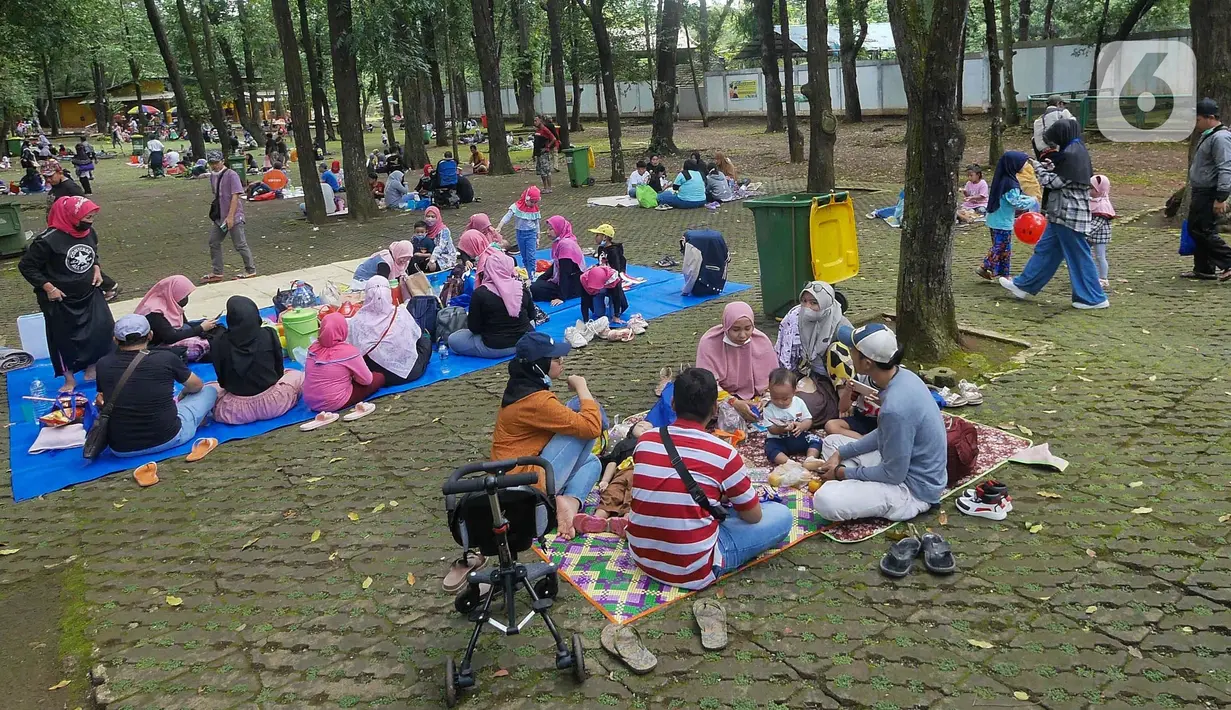 <p>Pengunjung beristirahat di Taman Margasatwa Ragunan, Jakarta, Senin (28/2/2022). Tempat wisata di Jakarta ramai dikunjungi warga saat libur Isra Miraj 2022. (Liputan6.com/Herman Zakharia)</p>