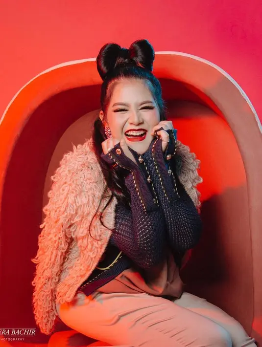 Kahiyang terlihat plafyul dengan outfit jaring-jaring dan jaket wol. Rambutnya ditata dengan gaya ribbon bun yang terlihat cute [@ayangkahiyang]