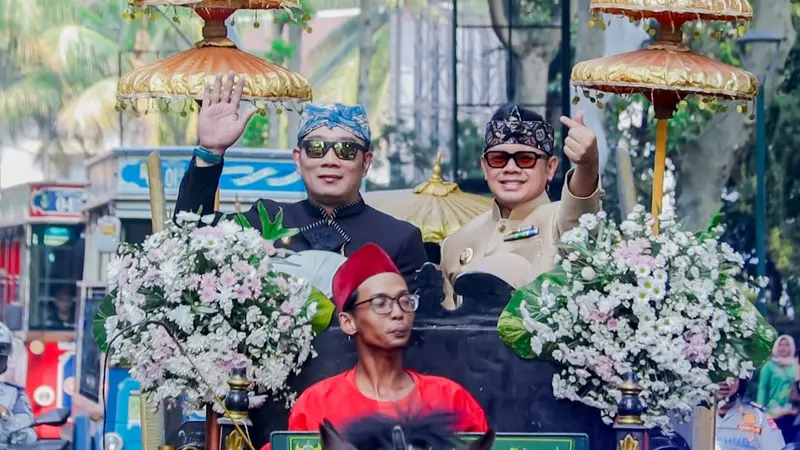 Gubernur Jabar Ridwan Kamil dan Wali Kota Bogor Bima Arya naik kereta kencana dari Balai Kota menuju Gedung DPRD Kota Bogor