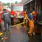 Petugas Dinas Kebakaran dan Penanggulangan Bencana Kota Bandung sedang memadamkan kobatan api di lokasi Pasar Gedebage. (Dok Diskar PB//Huyogo Simbolon)