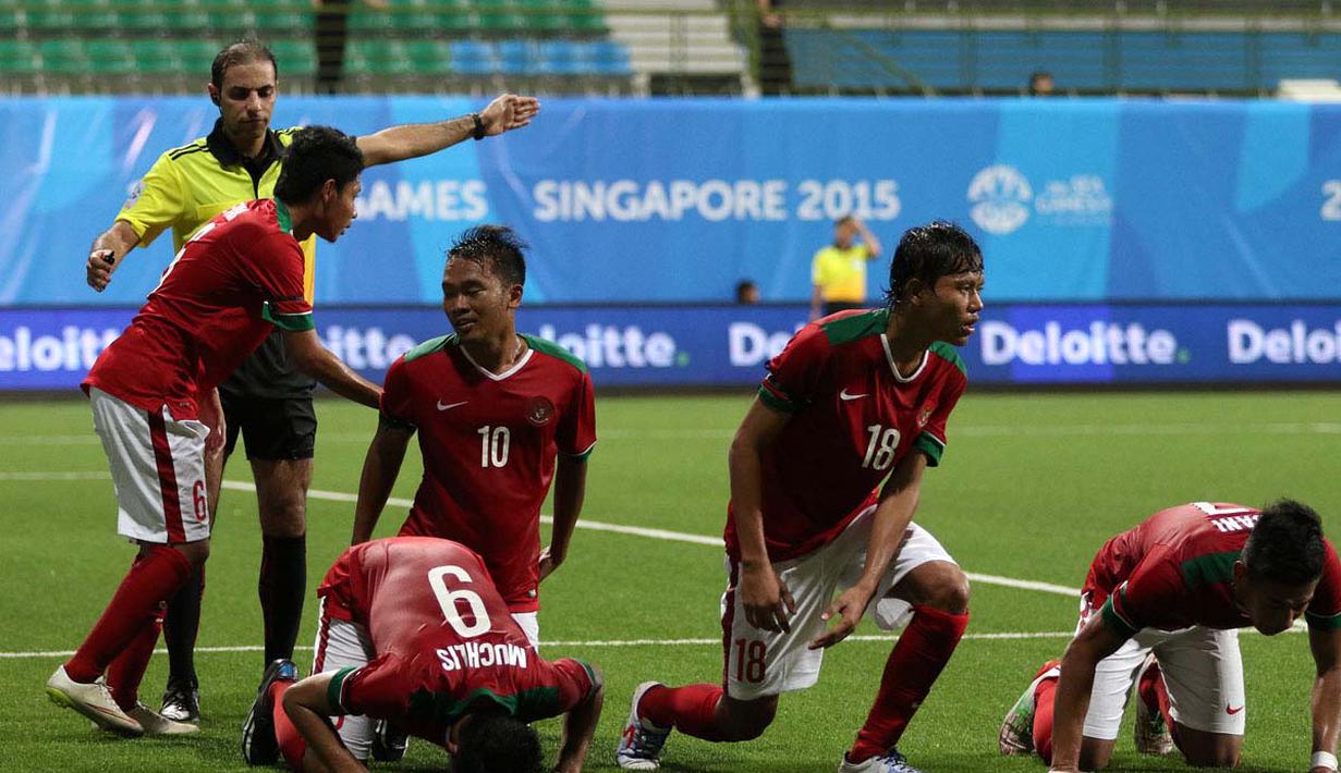 Sujud syukur menyambut gol yang dicetak Muchlis Hadi Ning Syaifulloh ke gawang Kamboja U-23. (Bola.com/Arief Bagus)