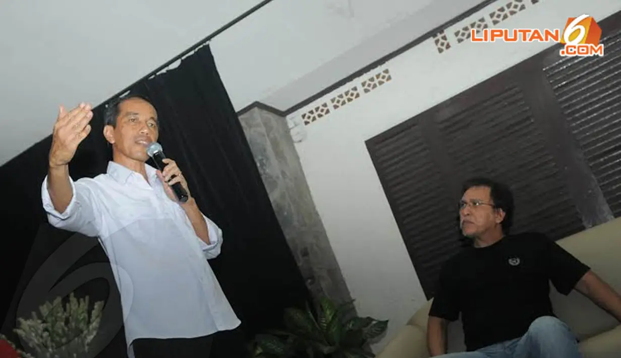 Dalam sambutannya, Jokowi meminta jika kunjungan ke rumah Iwan Fals bukanlah kunjungan politik melainkan kunjungan pertemanan (Liputan6.com/Herman Zakharia)