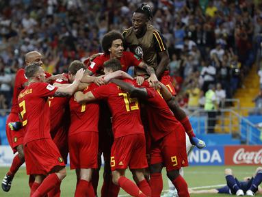 Para pemain Belgia merayakan gol yang dicetak Nacer Chadli, ke gawang Jepang pada babak 16 besar Piala Dunia di Rostov Arena, Rostov-on-Don, Senin (2/6/2018). Belgia menang 3-2 atas Jepang. (AP/Rebecca Blackwell)