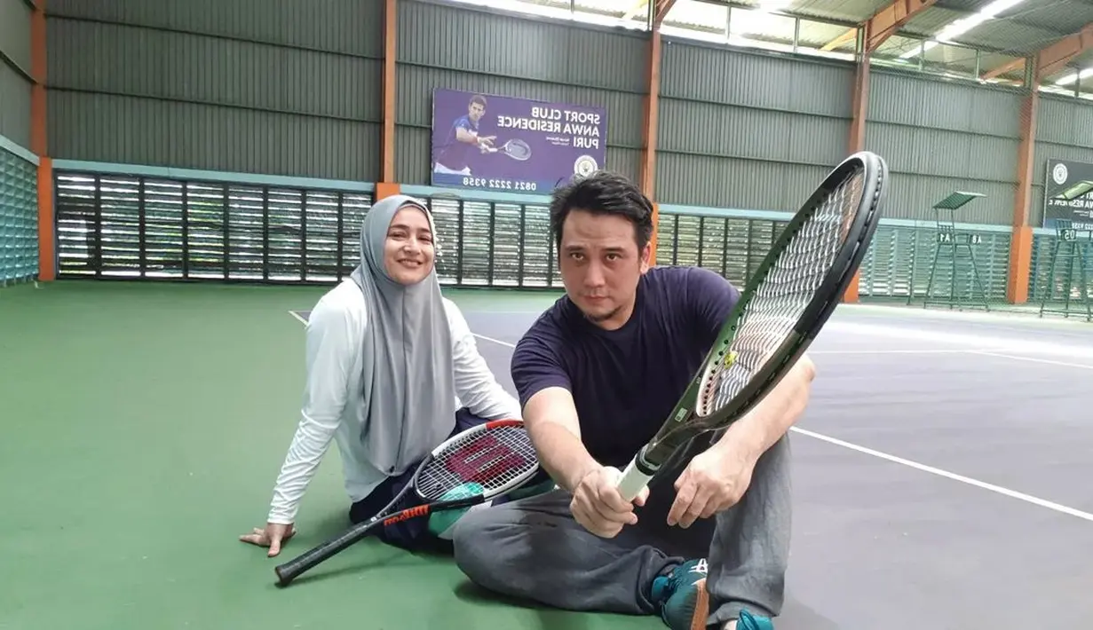 Bahkan, tidak hanya kerap kerja bareng, tapi keduanya juga memiliki hobi yang sama yaitu tenis. Melihat di akun instagramnya, keduanya kerap quality time di lapangan tenis. [Instagram/tengku_firmansyah]