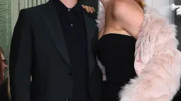 Adam Levine dicium sang istri Behati Prinsloo setelah dia dianugerahi Bintang di Hollywood Walk of Fame di Hollywood, California, pada 10 Februari 2017. Saat ini sang istri, Behati Prinsloo dikabarkan tengah mengandung anak ketiga mereka. (AFP/Mark Ralston)
