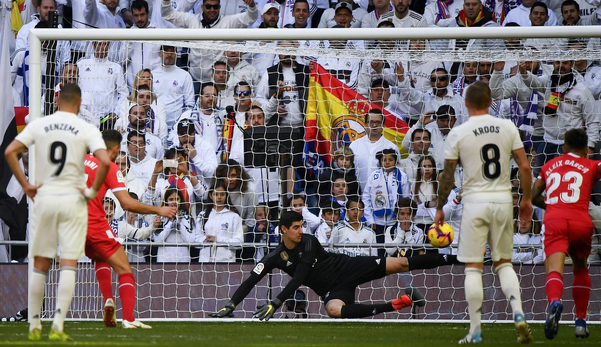Proses terjadinya gol yang dicetak striker Girona, Cristhian Stuani, ke gawang Real Madrid pada laga La Liga di Stadion Santiago Bernabeu, Madrid, Minggu (17/2). Madrid kalah 1-2 dari Girona. (AFP/Gabriel Bouys)