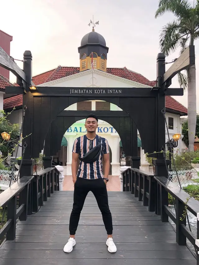 6 Gaya Kasual Rizky Dwi Febrianto saat di Luar Lapangan, Jadi Sorotan