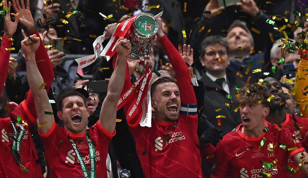 Sejak pertama kali digulirkan pada musim 1960/1961, Piala Liga Inggris yang beberapa kali berganti nama mengikuti label sponsor sebagai penyelenggara telah menghasilkan 23 klub sebagai juara. Tercatat beberapa klub menjadi pengoleksi terbanyak ajang yang sejak 2017/2018 dikenal dengan Carabao Cup karena disponsori oleh produk minuman Carabao Energy Drink. Berikut daftar 5 klub dengan raihan trofi Piala Liga Inggris terbanyak sepanjang sejarah. (AFP/Glyn Kirk)