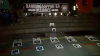 Bandung Supporter Alliance (BSA) menggelar aksi damai di Bandung, Kamis malam (27/9/2018). (Bola.com/Erwin Snaz)