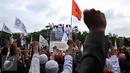 Pimpinan FPI, Rizieq Shihab diatas mobil saat melakukan aksi damai 212 jilid 2 di depan Gedung Dewan Perwakilan Rakyat, Senayan, Jakarta, Selasa (21/2). Dalam aksinya mereka menuntut DPR agar menyalurkan aspirasi mereka. (Liputan6.com/JohanTallo)