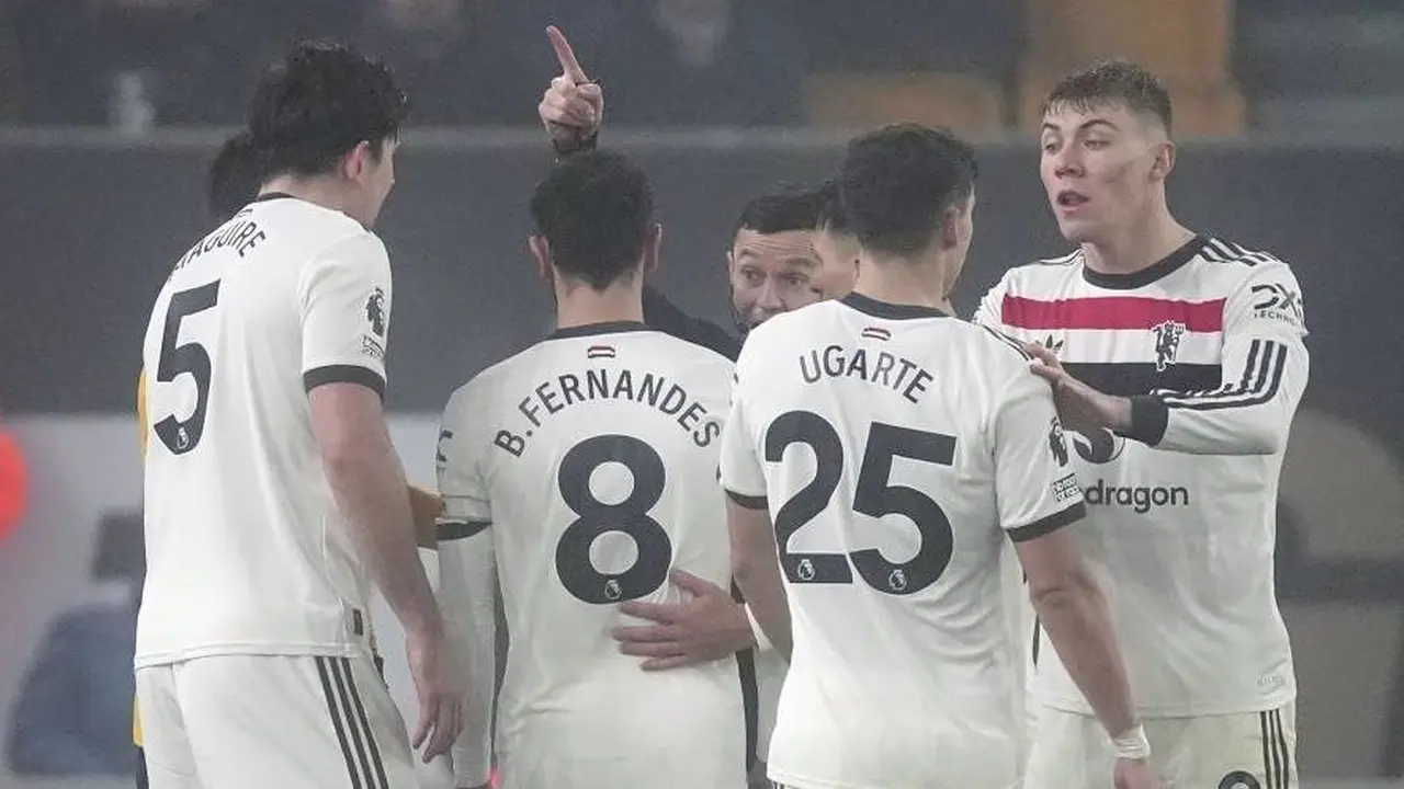 Momen Bruno Fernandes dikeluarkan dari lapangan dalam laga Premier League antara Wolverhampton dan Manchester United, Jumat (27/12/2024). (c) David Davies/PA via AP