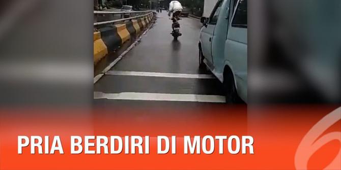 VIDEO: Sambil Berkendara, Pria Ini Nekat Berdiri di Motor