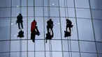 Tokoh superhero Captain America, Superman, Batman dan Spiderman membersihkan kaca jendela kamar di sebuah rumah sakit di Birmingham, Alabama, Rabu (11/10). Mereka bergelantungan di luar jendela dengan mengenakan kostum. (AP Photo/Brynn Anderson)