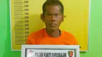 Tersangka ayah hamili anak kandung di Polsek Kunto Darussalam, Kabupaten Rokan Hulu. (Liputan6.com/M Syukur)