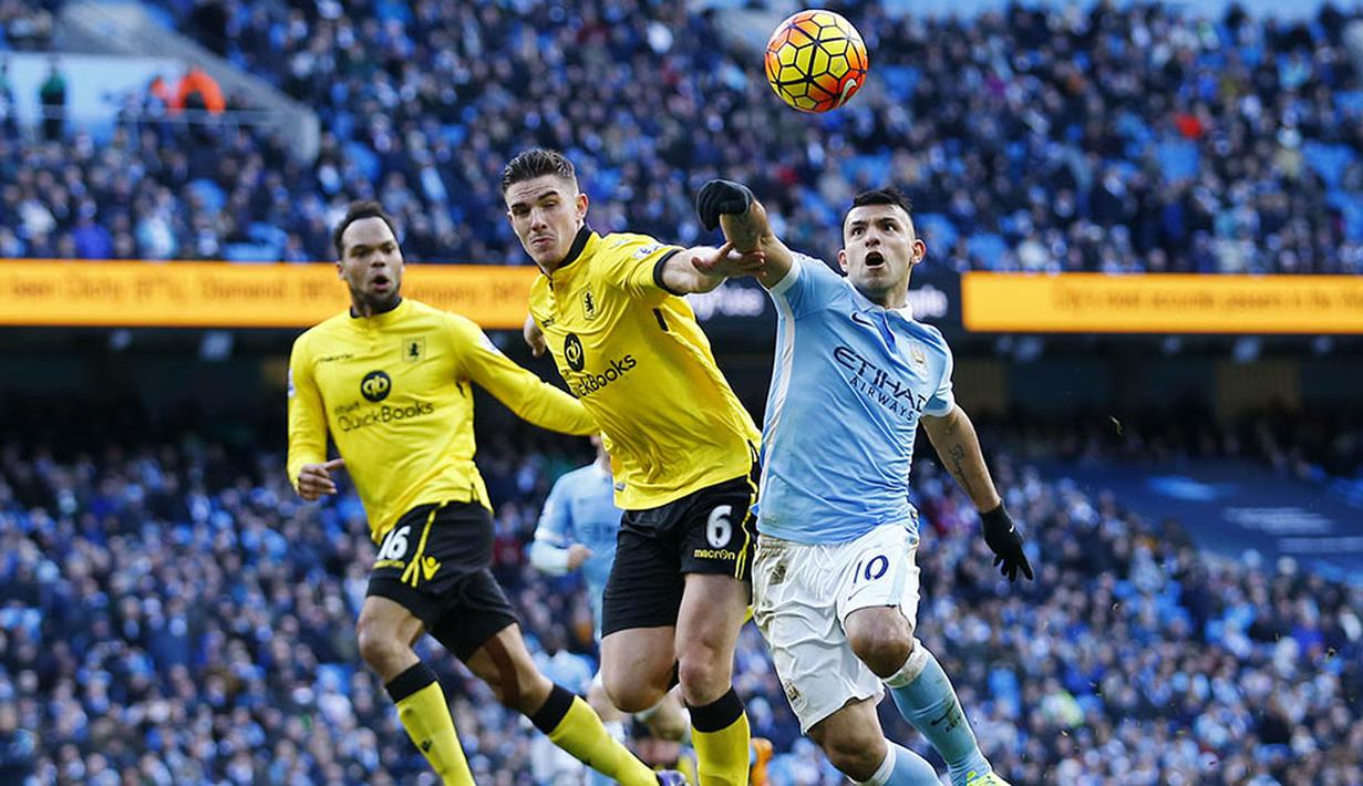 Striker Manchester City, Sergio Aguero, berebut bola dengan bek Aston Villa, Ciaran Clark. Kemenangan ini membuat City berada di posisi ke-4 klasemen Liga Premier Inggris. (Reuters/Darren Staples)