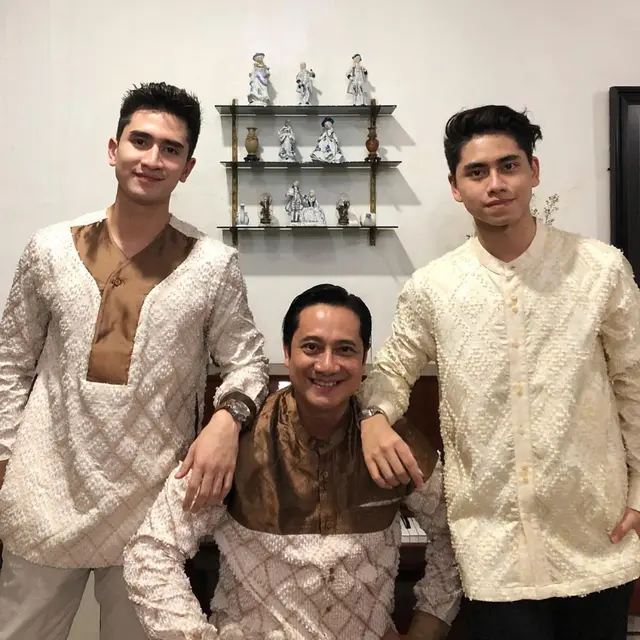 6 Potret Kebersamaan Verrell Bramasta dan Athalla Naufal Bareng Sang Ayah, Selalu Kompak