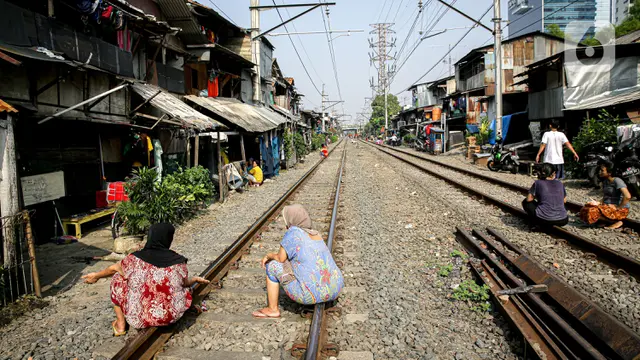 Warga Berjemur di Rel Kereta Api