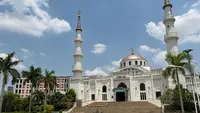 Masjid Al Serkal yang terletak di Islamic Center Phnom Penh. (Bola.com/Gregah Nurikhsani)