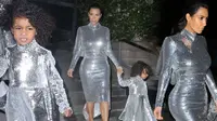 Kim Kardashian menandai konser pertama yang ditonton putrinya dengan mengenakan gaun kembar. 