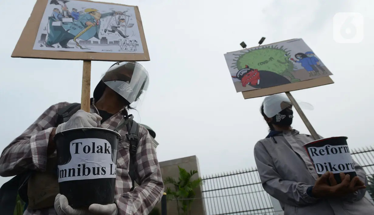 Sejumlah aktivis melakukan aksi damai di depan Kompleks Parlemen Senayan, Jakarta, Selasa (14/7/2020). Dalam aksinya mereka menuntut DPR untuk membatalkan Rancangan Undang-Undang (RUU) Cipta kerja atau Omnibus Law. (merdeka.com/Imam Buhori)