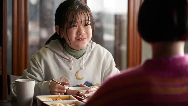 Park Song-yi memerankan karakterk adik dari Esom dan membuat Gang Dong-won menyadari sedang berhadapan dengan kasus berbahaya dalam Dr. Cheon and the Lost Talisman (2023)