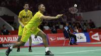 Ganda putra Indonesia, Fajar Alfian, berusaha memukul kok saat melawan rekan senegaranya pada Indonesia Masters 2019 di Istora Senayan, Jakarta, Rabu (23/1). Fajar / Rian gagal lolos ke semifinal. (Bola.com/Yoppy Renato)