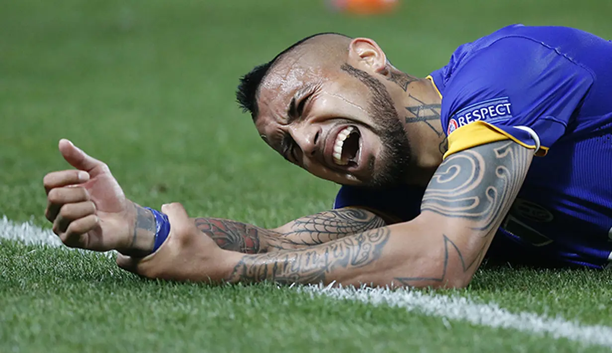 Arturo Vidal gelandang Juventus mengerang kesakitan. (EPA/Guillaume Horcajuelo)
