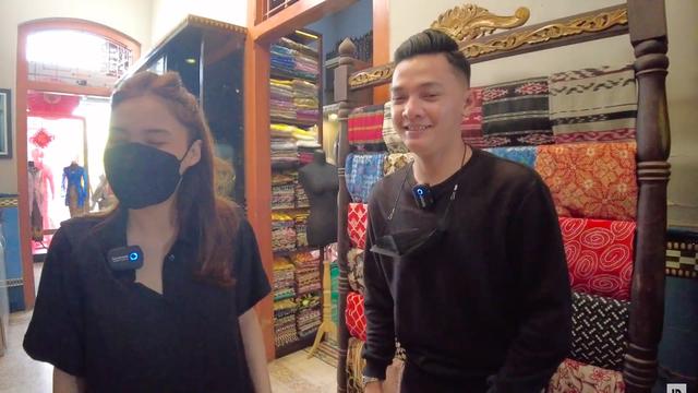 Momen Nella Kharisma dan Dory Harsa Belanja Baju Batik. (Sumber: YouTube/Dory Harsa Music)